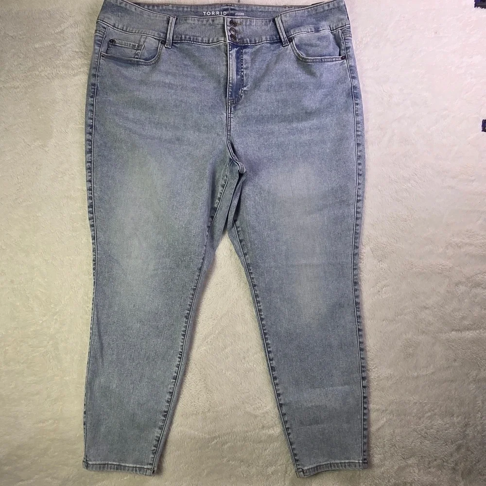 Torrid Super Soft High Rise Burbank Light Wash Jegging 26R NWT